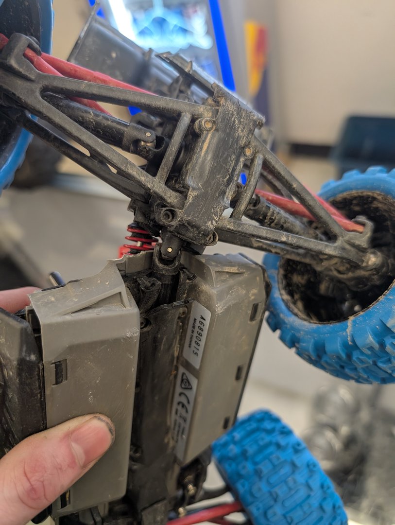 1/16th e-revo chassis break!